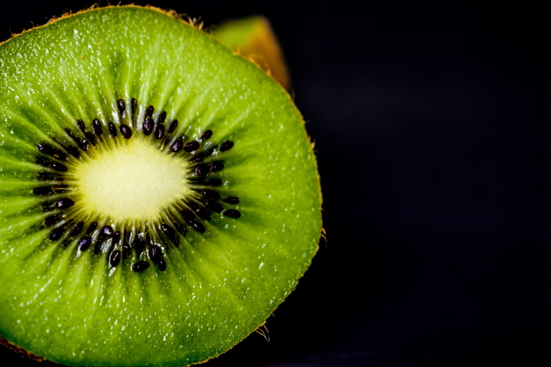 antioxidant, 5K, no people, slice, still life, seed, cross section, black background, green color, food and drink, ripe, juicy, fruit, acidic fruits, studio shot