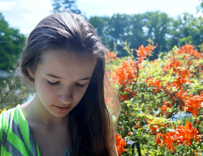lady, closing, one person, hair, girl, girls, headshot, young adult, real people, eyes, 2K, pre-adolescent child, young, flowers, puberty, looking down