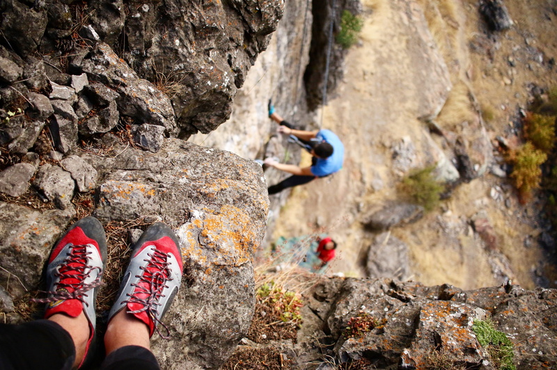 leisure activity, nature, day, rock climbing, extreme sports, adult, sport, solid, climbing, real people, adventure, low section, outdoors, activity, hand
