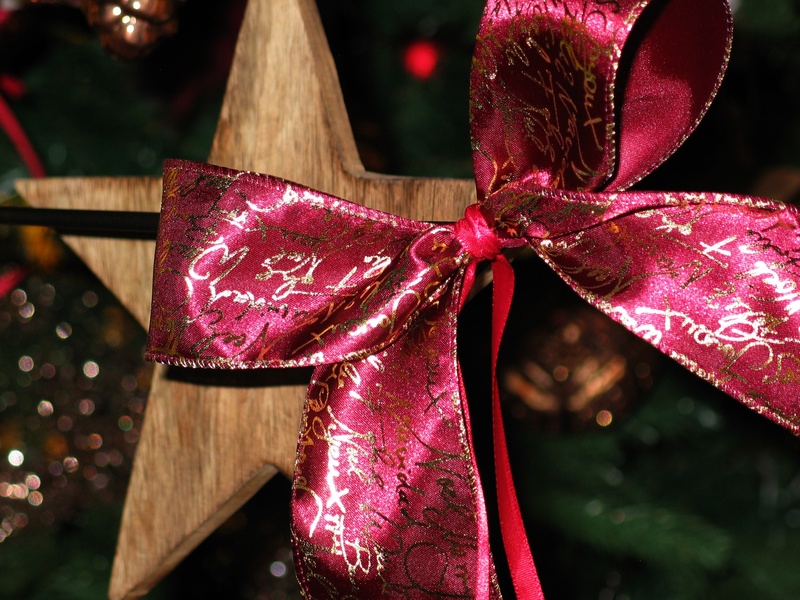red, photo, loop, wood - material, christmas eve, surprise, invitations, flowering plant, hanging, festival, made, outdoors, gift, wooden, christmas bauble