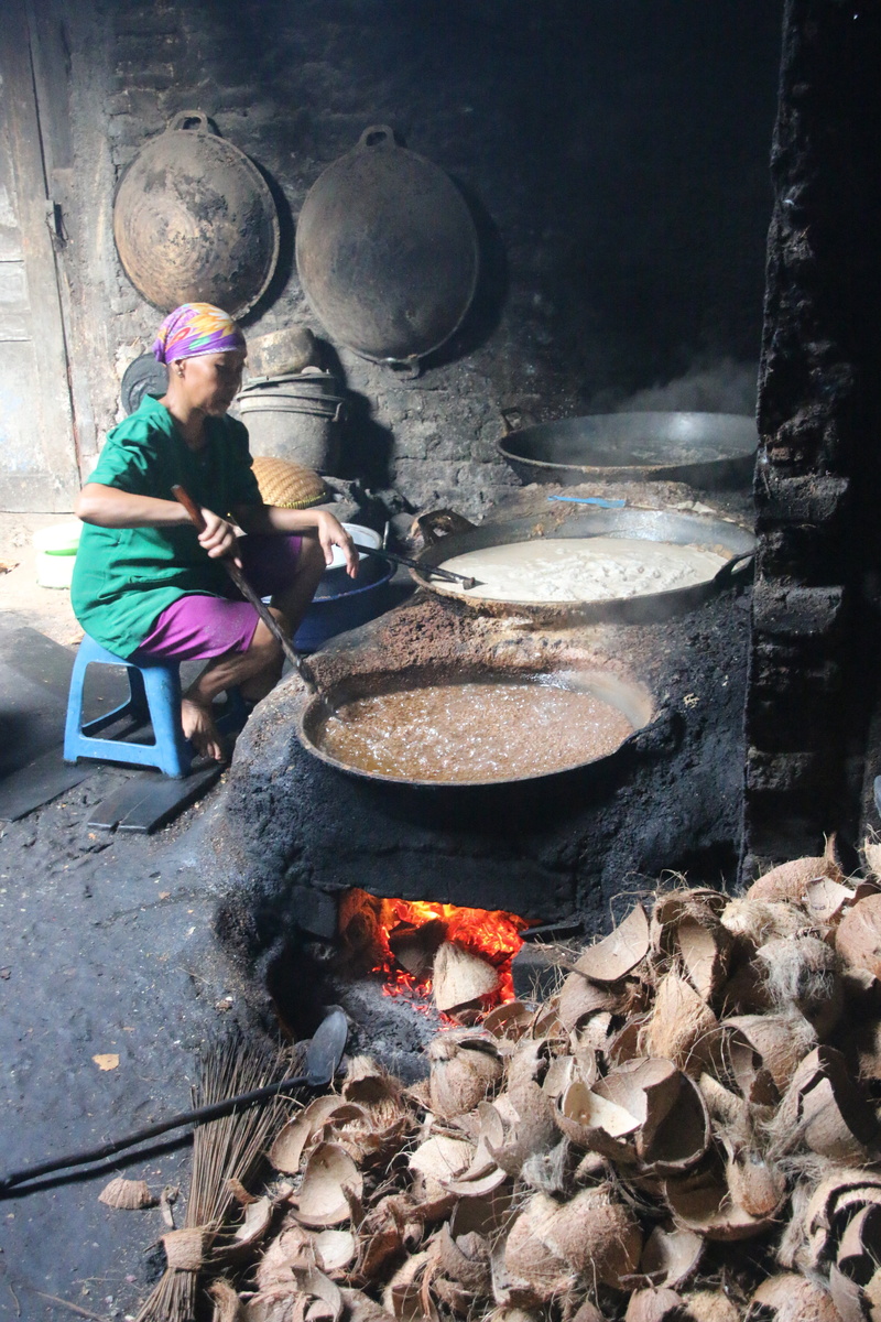 coconut, men, firewood, one person, burning, vegetarian, fire, natural, kitchen, nature, 5K, heat - temperature, traditional, nutrition, fire - natural phenomenon