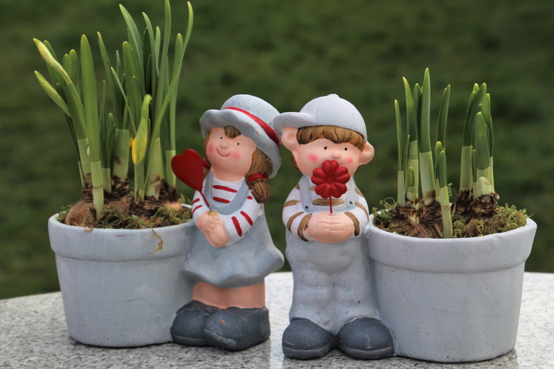 sitting, feelings, food and drink, total, innocence, plants, friendship, friends, in the garden, boys, love, figurines, the sensitivity of the, focus on foreground