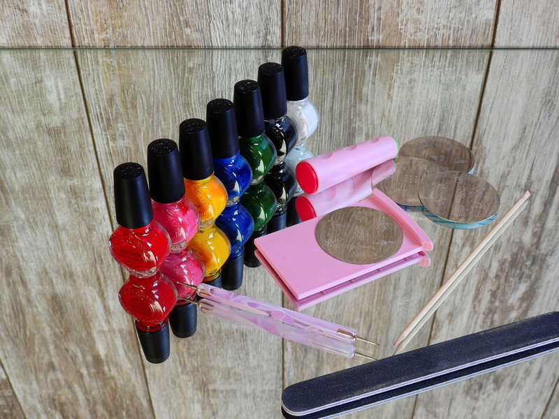 stamp, unhealthy eating, close-up, cosmetics, indoors, colorful, wood - material, sweet, 4K, fashionable, color, table, luxury, wood, nail, wooden, indulgence