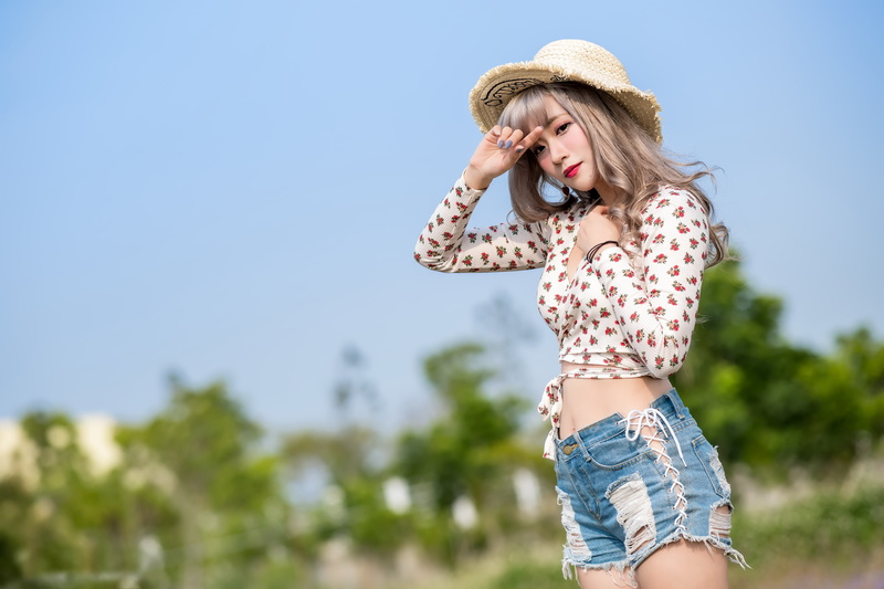Bushes, depth of field, long hair, trees, 4K, women, shorts, red lipstick, model, painted fingernails, straw hat, hand on head, navels, looking at viewer