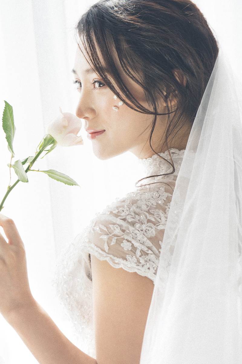 rose, side view, flower, waist up, hairstyle, wearing, wear, girl, female, real people, white, gown, beautiful woman, woman, veil, leisure activity, elegant