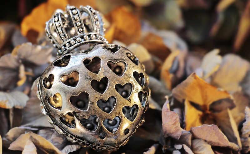 romantic, pattern, nature, craft, tender, greeting, selective, colored, autumn, no people, pendant, heart, art and craft, leaf, love, focus, welcome, silver