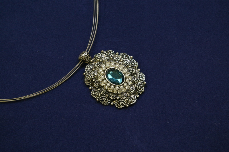 luxury, gold colored, sparkle, colored, indoors, oval, decorative, gemstone, design, blue, beautiful, metal, beads, pendant, ornate, single object, 2K
