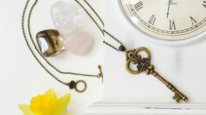 antique, gold colored, gold, white background, flowering plant, wealth, flower, jewelry, close-up, clock, key, design, necklace, 2K, chain, colored, vintage
