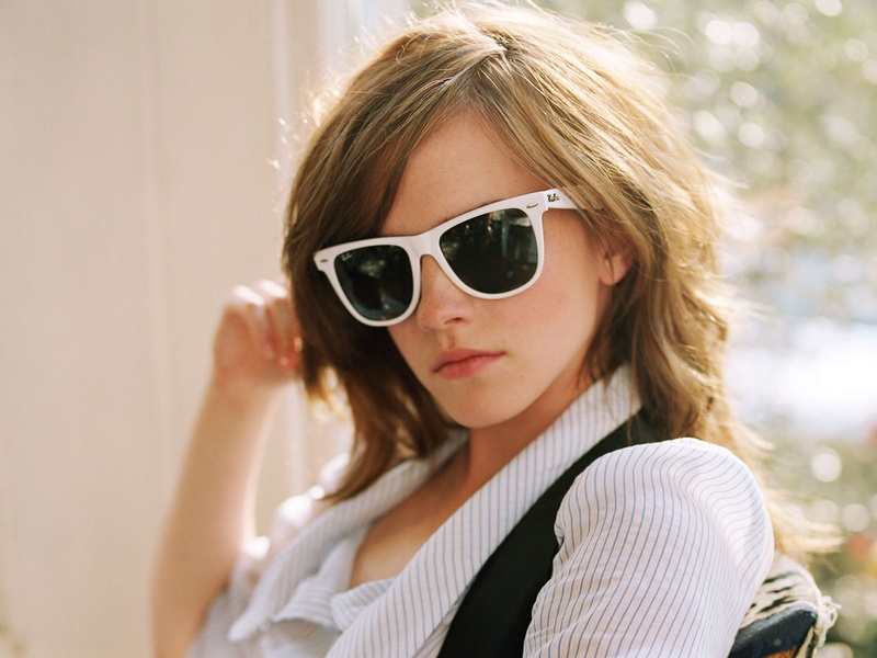 sunglasses, celebrity, blonde, 720P, one person, front view, straight hair, outdoors, focus on foreground, women with glasses, hair, young adult, glasses