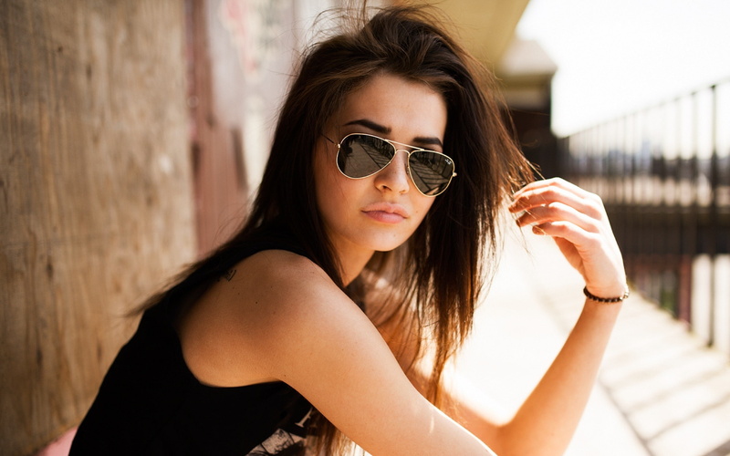 women, looking at viewer, sunglasses, tattoo, Ray-Ban, Ray-Ban Aviators, 2K, brunette, glasses, lips