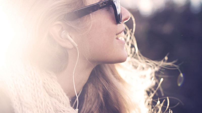 closeup, looking away, 1080P, sunglasses, women, earphones, model, glasses, sunlight, long hair, smiling, blonde, Ray-Ban, brunette