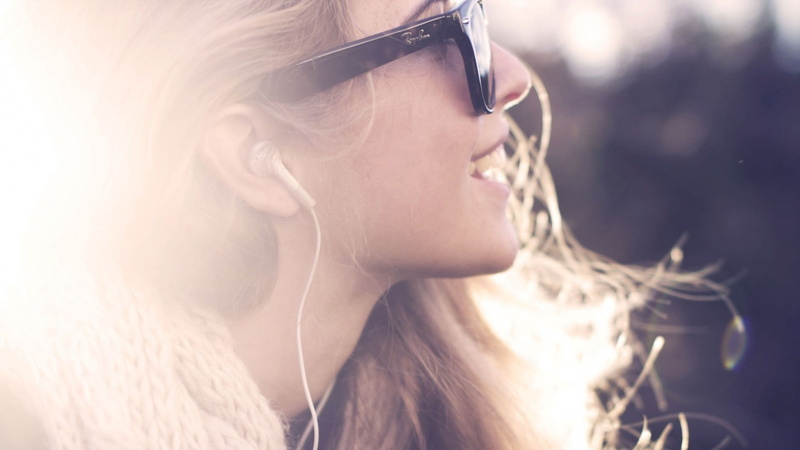 sunglasses, sunlight, close-up, happiness, beautiful woman, face, blonde, emotion, 1080P, smiling, young adult, portrait, headphones, hair, one person