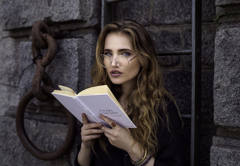 teenager, brown hair, long hair, 1080P, lifestyles, hair, women outdoors, young adult, outdoors, glasses, portrait, leisure activity, face, beautiful woman