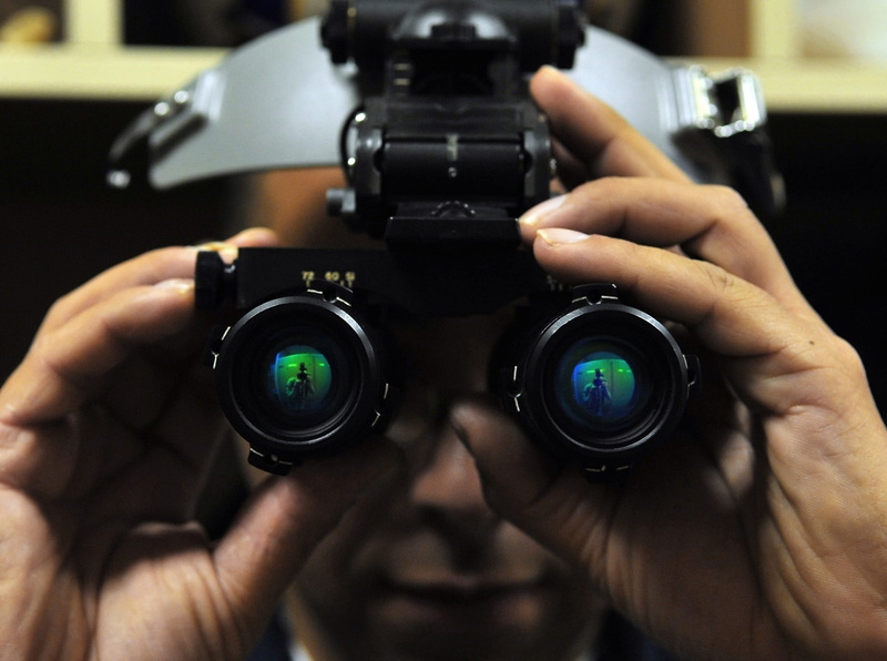 occupation, human eye, 1080P, human hand, lens - optical instrument, vision, view, optometry, adult, eyesight, camera - photographic equipment, holding