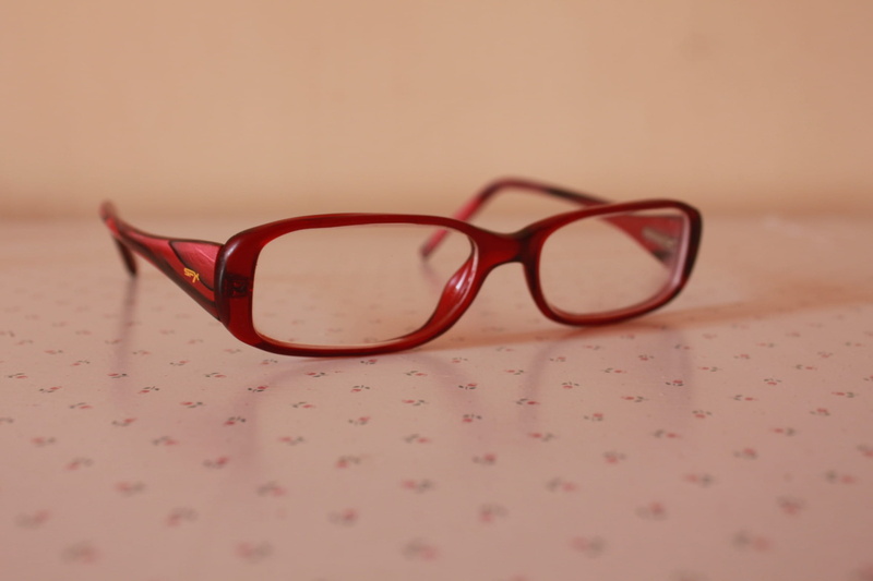 eye mask, optometry, indoors, selective focus, vision, transparent, fashion, 1080P, plastic, no people, simplicity, accessory, Eyewear, table, still life