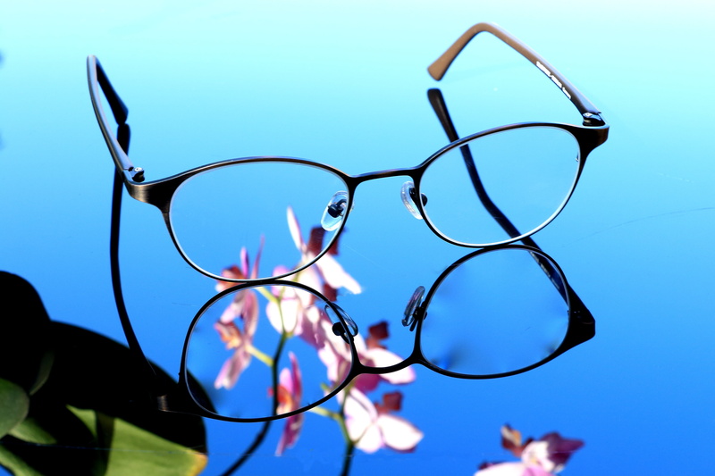 4K, reading glasses, blue, focus on foreground, see, sharpness, fashion, no people, look good, nature, eyeglasses, lenses, day, outdoors, sunlight, plant