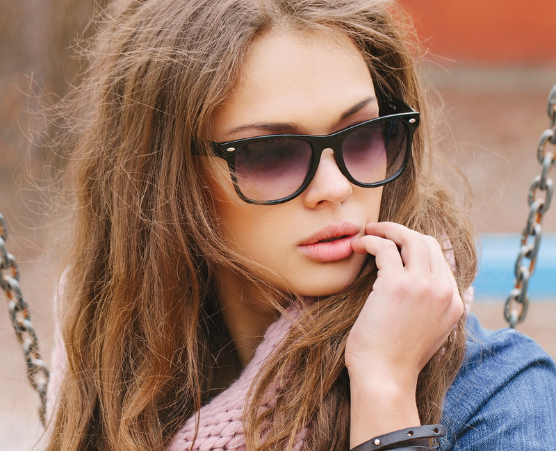 fashion, lifestyles, beauty, headshot, portrait, hairstyle, close-up, chain, front view, one person, glasses, hand, brown hair, style, s, wayfarer, look
