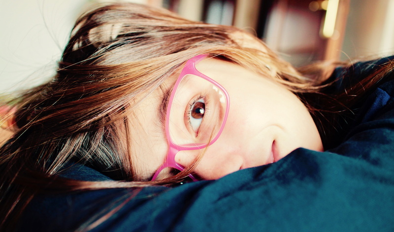 top, young women, headshot, children, lightheartedness, look away, brown hair, close-up, tenderness, adult, teenager, focus on foreground, real people