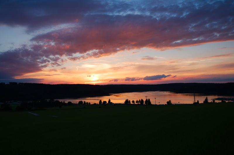 lake, cloud - sky, evening, tranquil scene, idyllic, sun, dusk, group of people, schönwetter, nature, plant, sky, panorama, dawn, water, beauty in nature