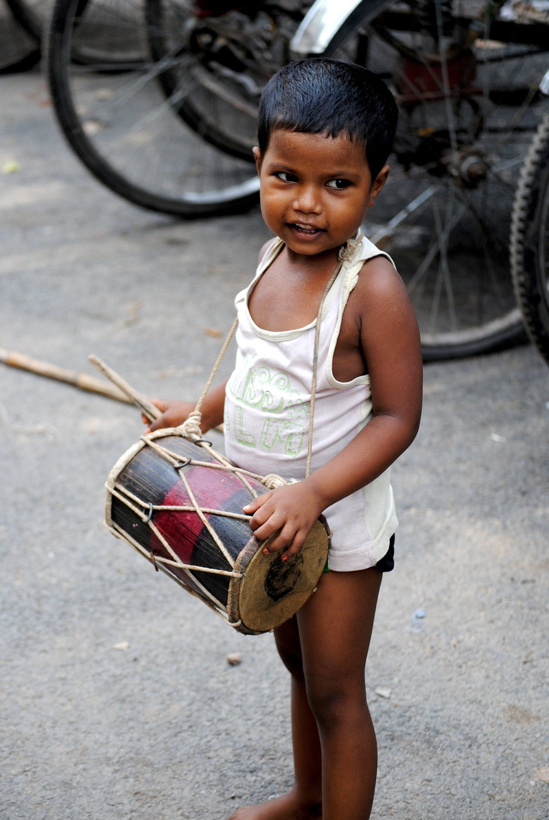 nikon, happy, street, street photograpy, real people, drummer, playing, childhood, boy, photography, girls, india, day, casual clothing, digital, innocence