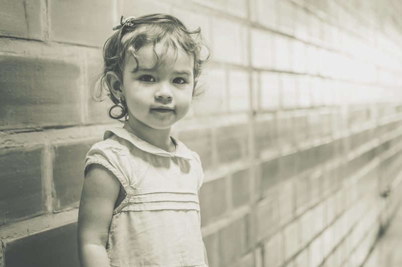 hairstyle, purity, childhood, vintage, happy, love, one person, architecture, grayscale, Smile, bebe, behind, 4K, Pure, standing, focus on foreground