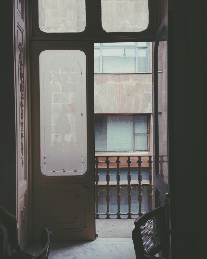 indoors, old, glass - material, entrance, room, 720P, train, exit, home, windows, doors, wood, table, black-and-white, office, seat, chair, empty, light