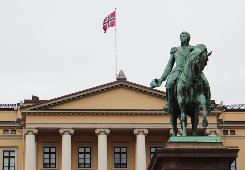 sculpture, low angle view, patriotism, statue, government, architecture, royal castle, the past, king house, no people, creativity, built structure, national icon