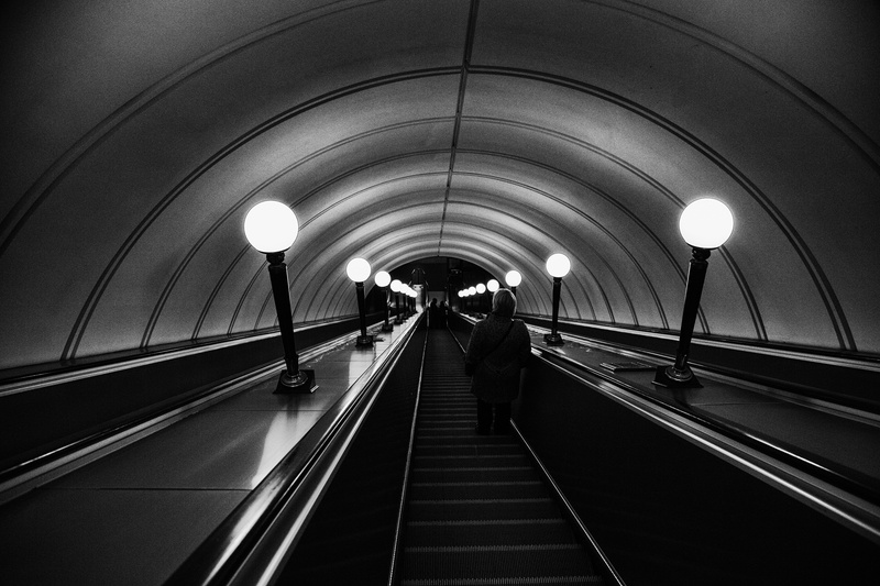 travel, direction, moscow, grayscale, 5K, architecture, walking, escalator, real people, diminishing perspective, obfoto, subway, technology, riding, moving walkway