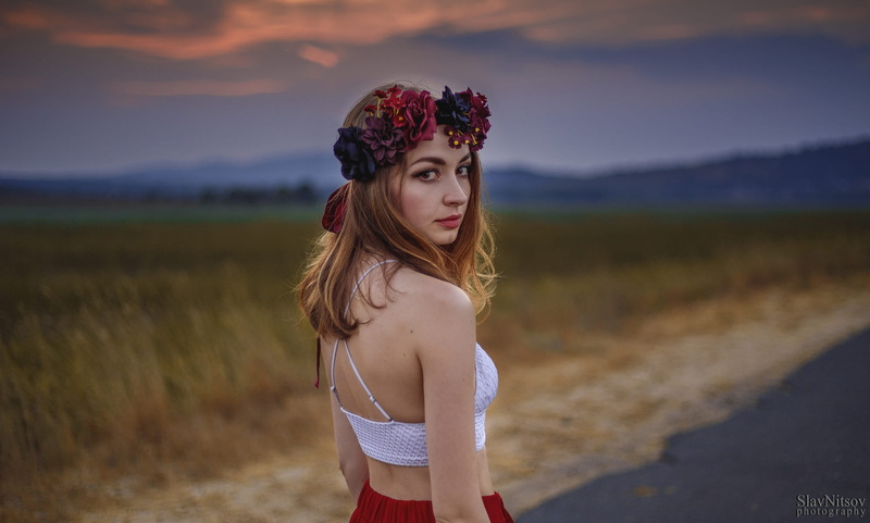 1080P, sky, fashion, face, standing, hairstyle, brown eyes, bokeh, beautiful woman, women outdoors, focus on foreground, adult, young adult, one person
