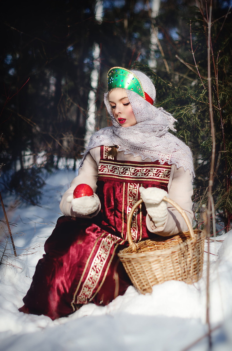 nature, leann, portrait, season, beauty, shawl, apple, traditional, outdoors, caftan, holiday, sitting, winter, red, celebration, slav, fashion, holding