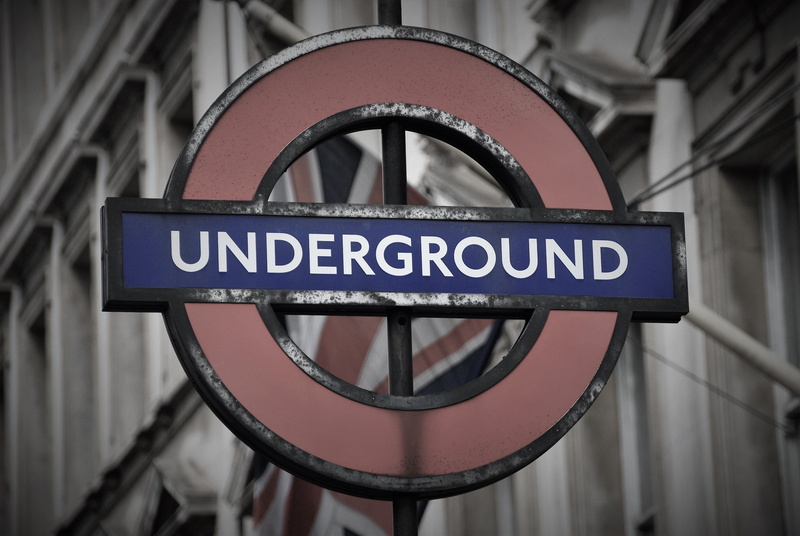 shallow, circle, close-up, no people, architecture, focus, outdoors, rusty, photo, road sign, street, subway, 2K, station, rust, signage, blue, information