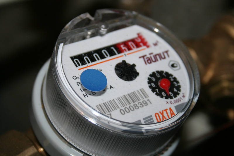 electric, sanitary engineering, western script, close-up, pipeline, circle, communication, shape, text, focus on foreground, water, day, valve, Counter