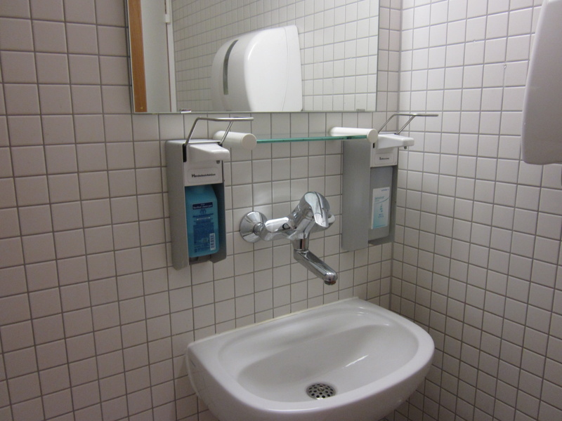 clean, toilet, bathroom sink, ceramic, mirror, domestic room, pipe - tube, bad, home, indoors, hygiene, sink, flooring, dispenser, wall - building feature