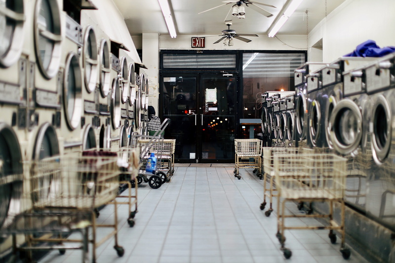 interior, equipment, store, selective focus, dryer, photo, washing, light, flooring, in a row, clean, container, absence, laundy, washing machine, load