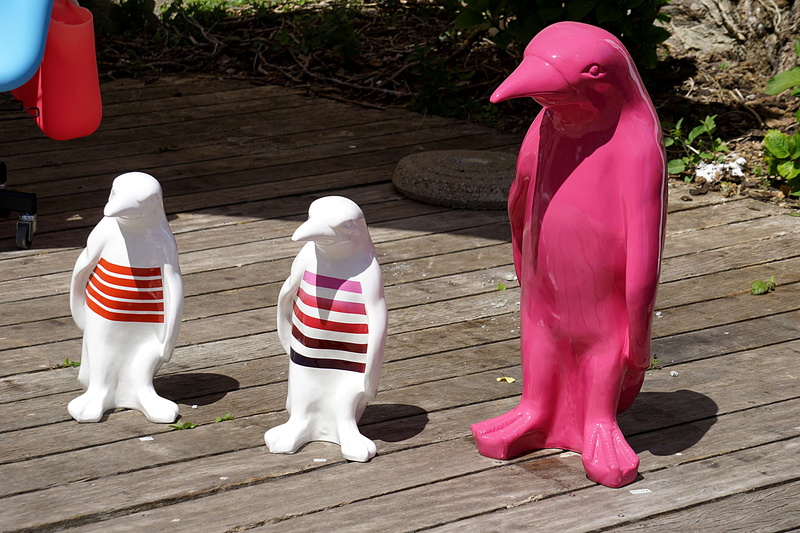 outdoors, exposition, 4K, human representation, red, nature, pink color, bird, art moderne, footpath, sculpture, day, pingouins, representation, no people