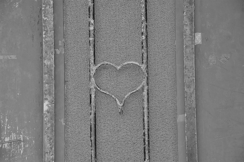 4K, backgrounds, porte, noir et blanc, metal, outdoors, floral pattern, entre, love, heart shape, textured, architecture, day, full frame, wood - material