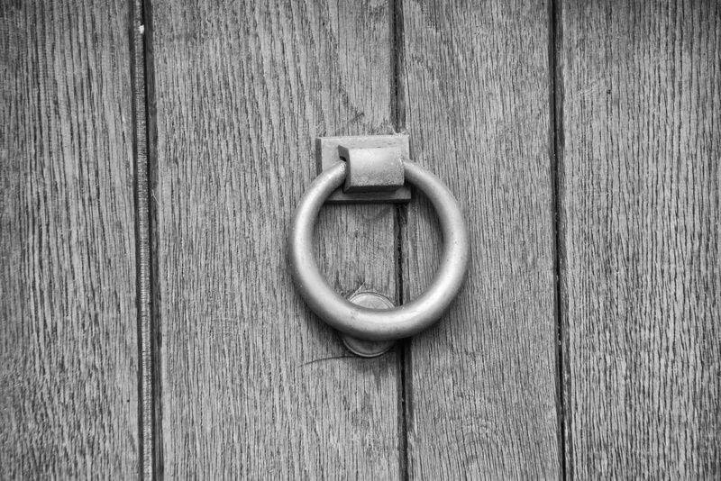 noir et blanc, geometric shape, hanging, heurtoir, safety, wood, wood - material, metal, protection, security, circle, anneau, close-up, simplicity, door