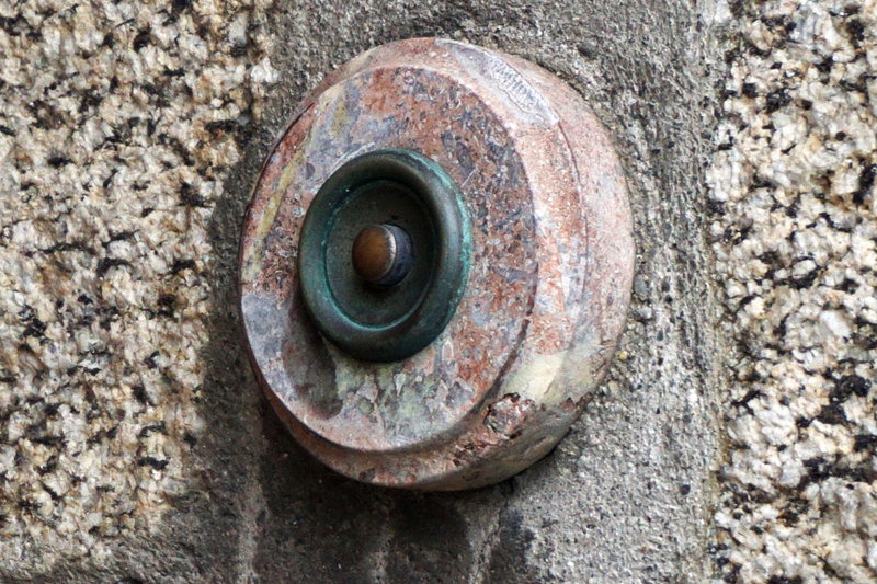 outdoors, solid, concrete, shape, rock - object, day, rough, textured, wall - building feature, circle, no people, visite, bolt, seuil, weathered, bouton
