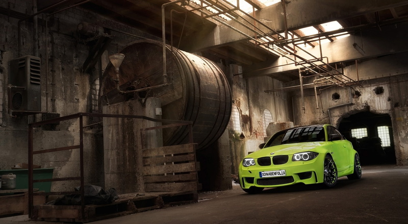 building exterior, sedan, abandoned, motor vehicle, stationary, city, land vehicle, m, day, ruined, mode of transportation, BMW, old, serie, weathered
