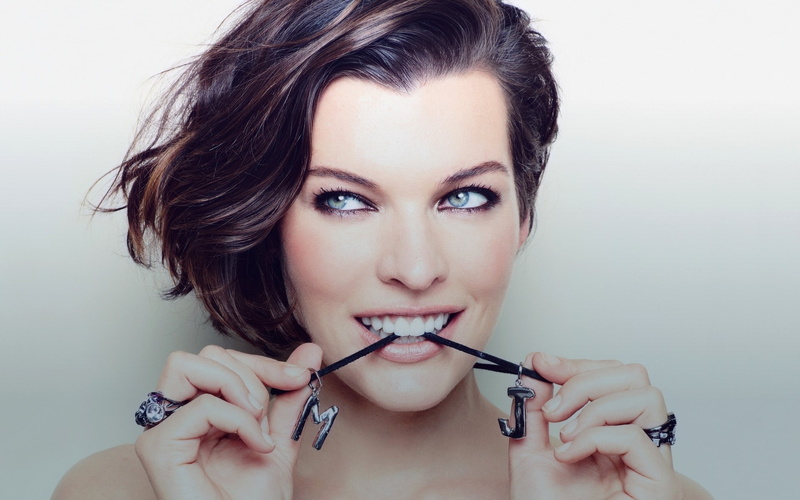 smiling, actress, 1080P, looking away, women, biting, face, Milla Jovovich, simple background, rings