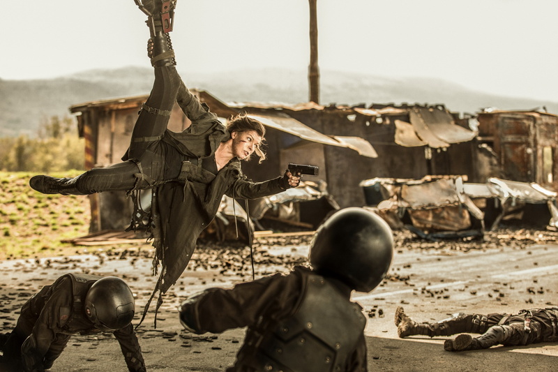military, rifle, gun, clothing, army soldier, men, two people, adult, armed forces, demolished, land, sand, ruined, people, conflict, young men, war, resident evil the final chapter