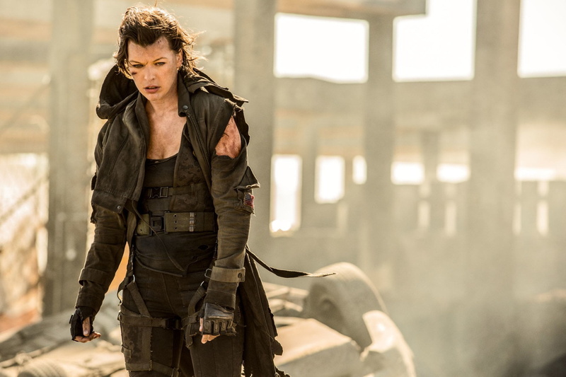 1080P, women, adult, front view, city, mature adult, Milla Jovovich, hairstyle, holding, focus on foreground, females, Alice (Resident Evil), Resident Evil: The Final Chapter