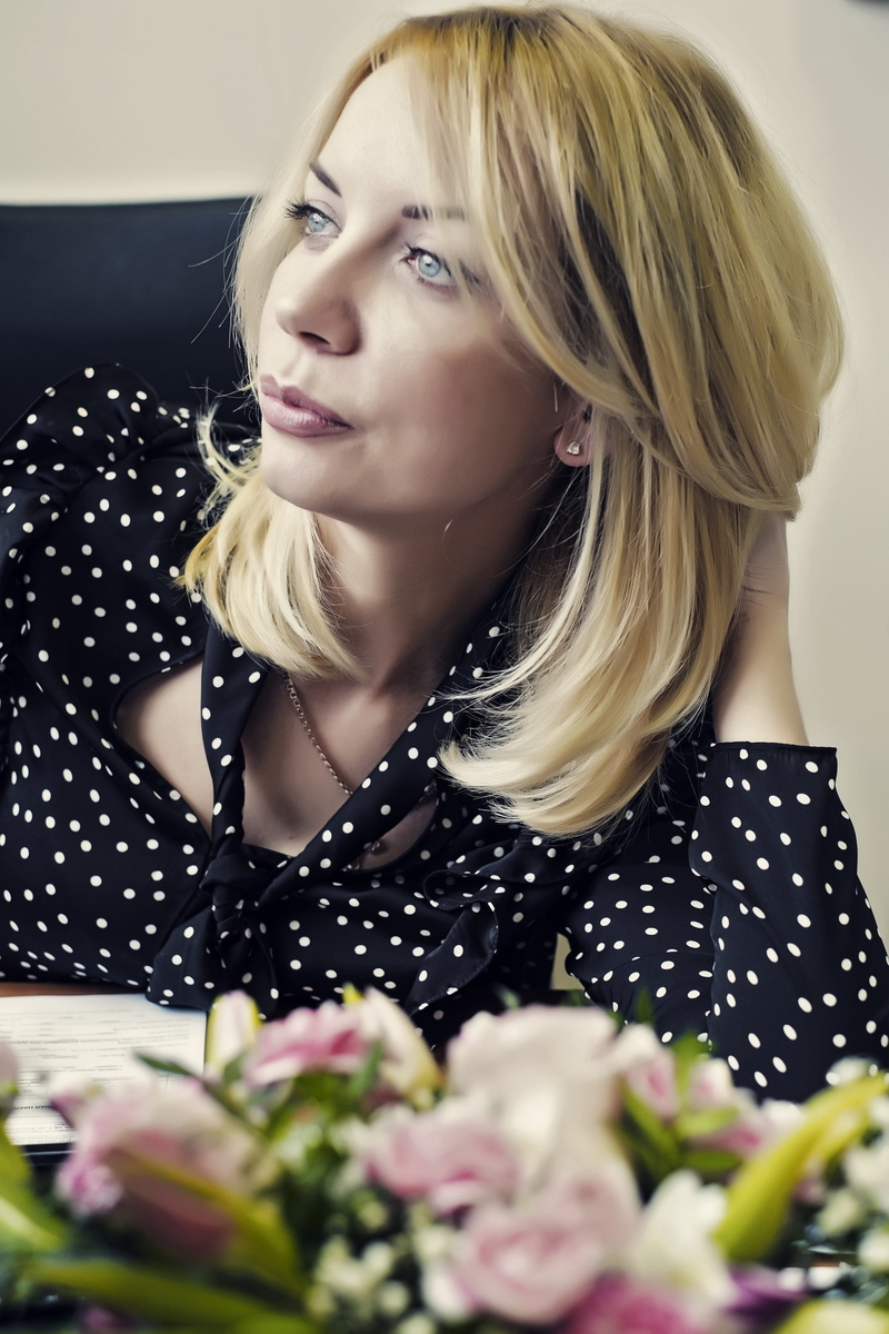 flower, pomade, lips, headshot, young adult, blond hair, contemplation, portrait, lifestyles, woman, indoors, one person, flowers, young women, sitting