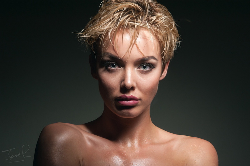 women, looking at viewer, model, simple background, 2K, face, blonde, short hair, Jack Russell, Rosie Robinson, portrait