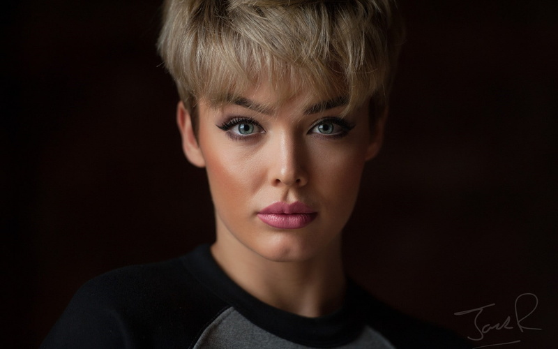 Make-up, one person, offspring, eye, body part, looking at camera, headshot, indoors, close-up, bangs, teenager, Face, human face, childhood, hair, human body part