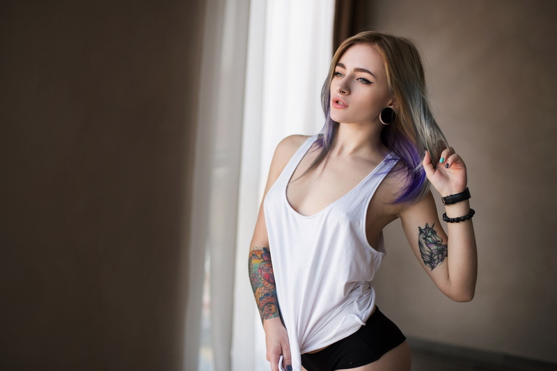 sport, slim, young Adult, women, top, the Human Body, looking away, T-shirt, ass, blond Hair, elegance, tank, piercing, beauty, painted nails, fashion Model