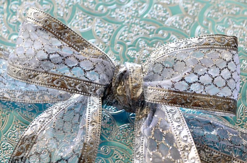textile, white, shiny, insect, animals in the wild, gift, 1080P, seasonal, surprise, blue, sheen, close-up, card, present, fashion, art and craft, bow