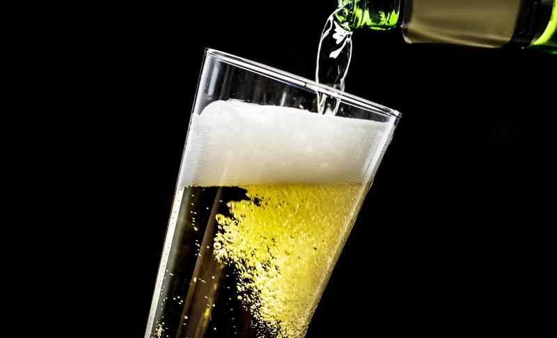 black background, pouring, no people, studio shot, full, food and drink, drinking, beer glass, alcoholic beverage, transparent, alcohol, liquor, pint glass