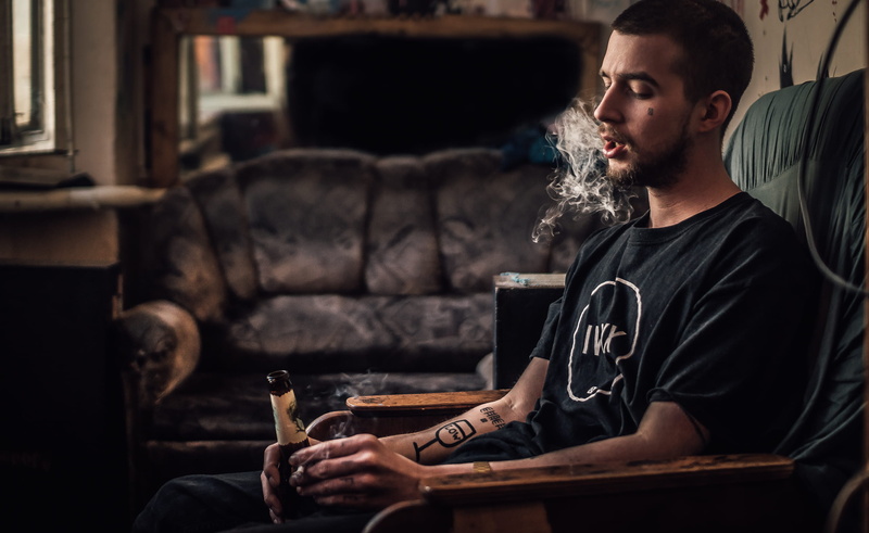 crew, алкоголь, young men, black, beautiful people, relaxation, adult, пиво, shirt, indoors, style, people, refreshment, жизнь, lifestyles, 2K, alcohol