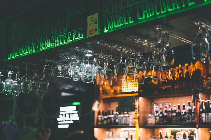 beer, shelf, indoors, bokeh, bottle, glasses, glass - material, booze, glass, bar counter, illuminated, malyy gnezdnikovskiy pereulok, club, moskva, choice